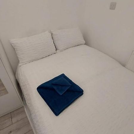 Double En-Suite Room Available In 3 Bed Apt Londra Esterno foto