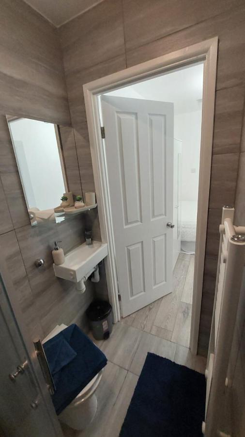 Double En-Suite Room Available In 3 Bed Apt Londra Esterno foto