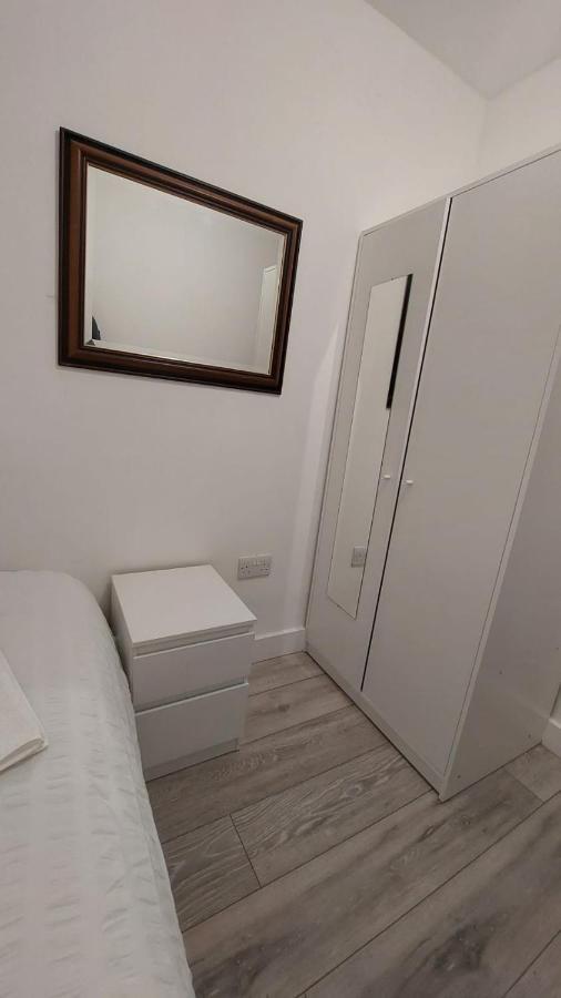Double En-Suite Room Available In 3 Bed Apt Londra Esterno foto