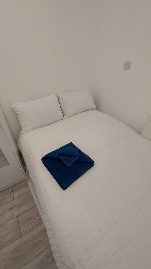 Double En-Suite Room Available In 3 Bed Apt Londra Esterno foto